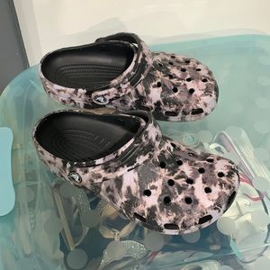 Womens size 7 crocs